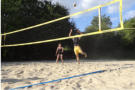 bei dem tollen Wetter aber lieber draußen beim Mitmachangebot Beach-Volleyball
